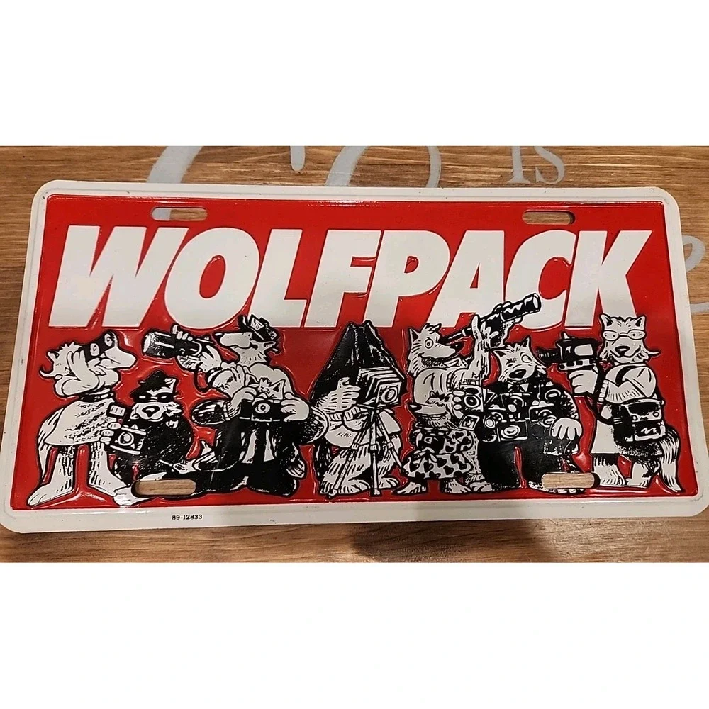 VINTAGE NC State‎ Wolfpack Metal Novelty License Plate! Cartoon Cameras!